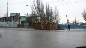 На Кирова в Керчи приступили к ремонту провала у моста через речку