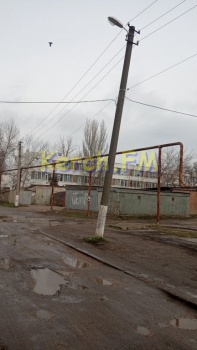 На Гудованцева в Керчи столб может упасть на тротуар