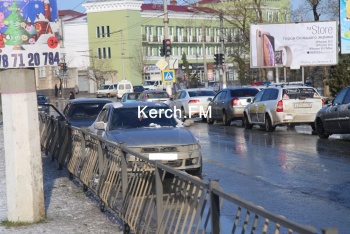 В Керчи на Адмиралтейском проезде две легковушки лишись колес из-за ямы