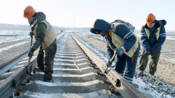 Новости » Общество: Строители уложили почти треть рельсов на железнодорожной части Крымского моста