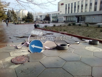 Около Дворца спорта в Керчи оградили место, где провалился асфальт