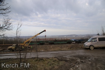 Новости » Общество: На ж/д переезде в Керчи меняют рельсы