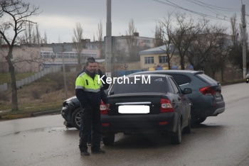 Новости » Криминал и ЧП: В Керчи столкнулись «BMW» и «Lada»