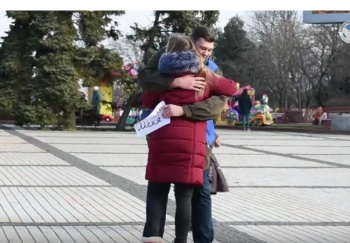 Новости » Общество: В разных районах Керчи волонтеры устроили «обнимашки» с прохожими