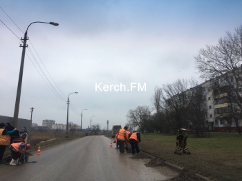 В Керчи коммунальщики начали убирать обочины дорог