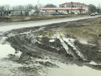 Из-за строительства ж/д ветки к Крымскому мосту в Багерово распахали дороги