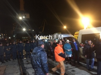 Новости » Общество: Спасенных моряков увезли в больницу Керчи (видео)