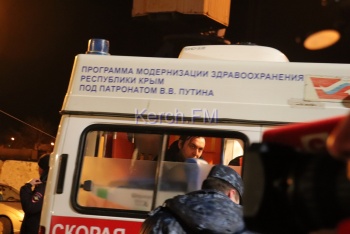 Новости » Криминал и ЧП: Двенадцать моряков с  горевших газовозов доставили в керченскую больницу (видео)