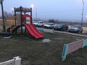В Керчи разваливается опасная детская площадка у дороги