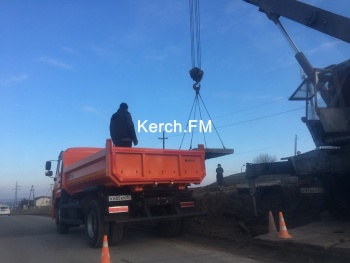 Новости » Общество: На Куль-Обинском шоссе снова частично перекрыли одну полосу дороги
