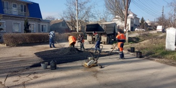 Новости » Общество: Через три года на перекрестке в Керчи решили заасфальтировать яму