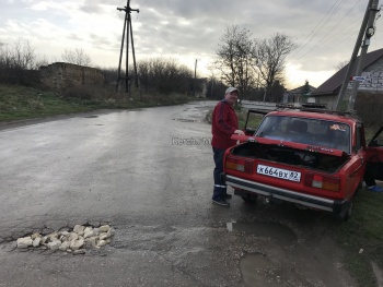Новости » Общество: Керчанин сам заделывает ямы на дороге