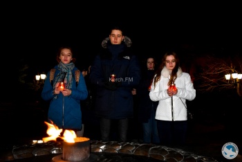 Новости » Общество: Волонтеры зажгли «Свечу памяти» в Керчи