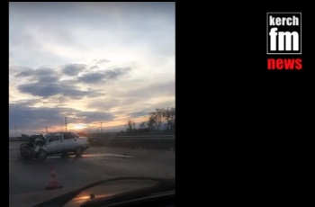 На керченской трассе произошло лобовое столкновение двух «ВАЗов» (видео)