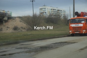 Новости » Общество: Керчане просят заасфальтировать ямы около остановки «АТП»