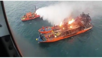 Новости » Криминал и ЧП: Буксировка танкеров после ЧП в Черном море невозможна из-за горения