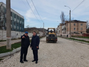 Новости » Общество: Улицу Айвазовского засыпали щебнем