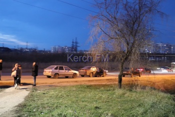Новости » Криминал и ЧП: Два ВАЗа и "Шевроле" устроили "паровозик" в Керчи