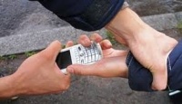 Новости » Общество: В Керчи мужчина схватил телефон знакомого и убежал