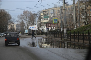 Новости » Общество: На Горького произошел порыв канализации