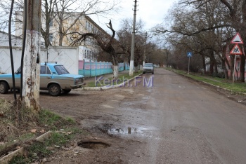 Новости » Общество: Рядом с 28 школой в Керчи три открытых канализационных колодца