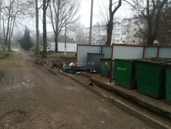 Новости » Коммуналка: В Аршинцево начали ограждать мусорные площадки
