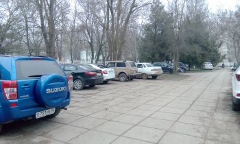Новости » Общество: В керченском парке устроили парковку, - читатели
