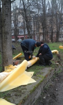 Новости » Коммуналка: В конце зимы в Аршинцево начали утеплять трубы