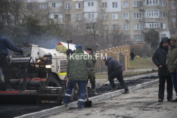 На Марата начали асфальтировать пешеходные дорожки