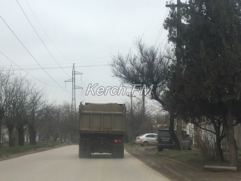 Ты репортер: В Керчи из едущего грузовика на машины сыпался песок