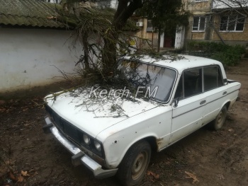 Керчане просят администрацию убрать автохлам из-под своих окон