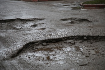 В Керчи на улице Победы – огромные ямы