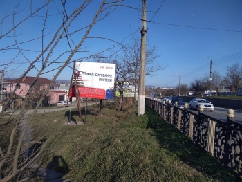 Новости » Общество: В Керчи ветром разворотило билборд на Чкалова