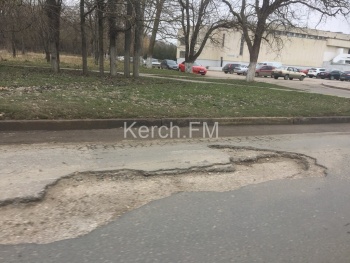 Новости » Общество: Керчане жалуются на ямы на Кирова