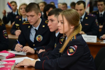 Новости » Общество: Керченских выпускников зовут учиться в ВУЗы МВД