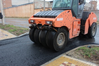 Новости » Общество: На Айвазовского в Керчи уложили второй слой асфальта