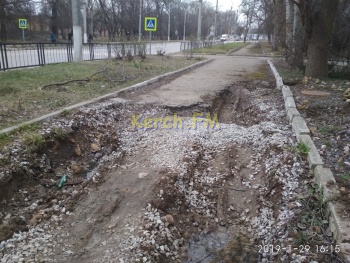 Разрушенный тротуар у керченского политеха в этом году ремонтировать не будут