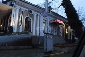 Новости » Общество: Керчане вчера 10 минут не могли разминуться на перекрестке Свердлова-Театральная