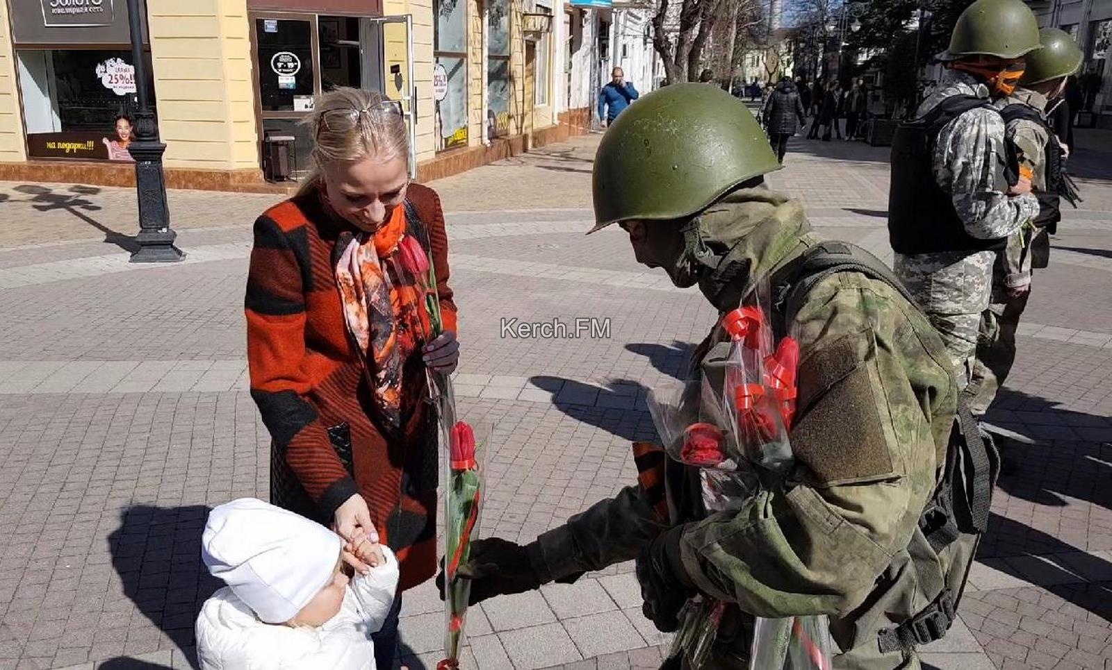 Вежливый солдат. Вежливые люди в Крыму 2014. Вежливые люди в Крыму. Добрые люди Крым. Вежливые люди с детьми.
