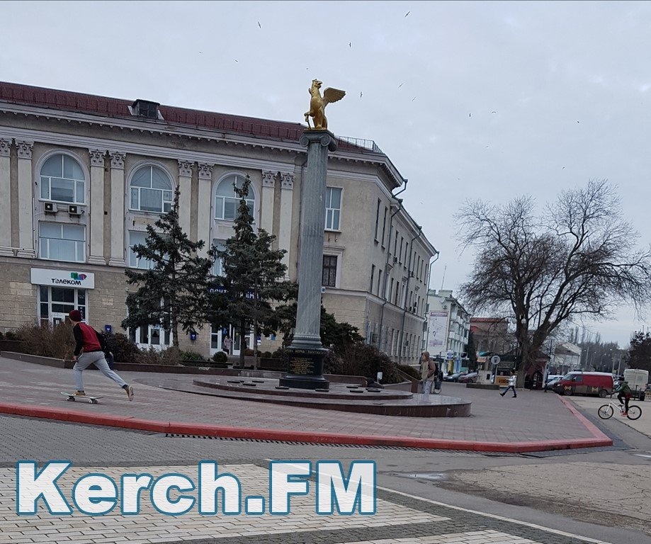 Керчь последний. Керчь Центральная площадь. Керчьнет. Статуя на площади Ленина город Керчь. 17 .05.21 Керчь площадь Ленина.