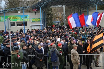 Новости » Общество: Поезд с трофеями сирийской войны прибыл в Керчь