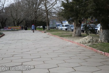 Новости » Общество: Перед Дворцом спорта отремонтировали проваливающийся участок дороги