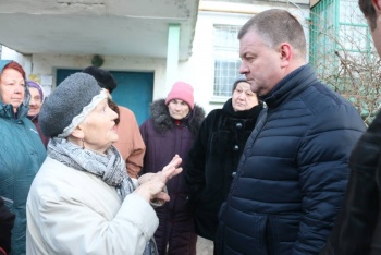 Глава администрации Керчи лично посетил еще несколько дворов