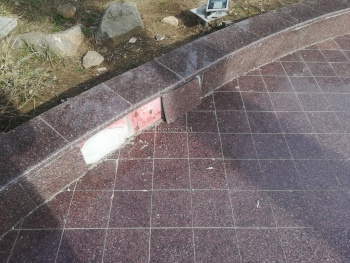 Около стеллы с грифоном в Керчи отвалилась плитка на парапете