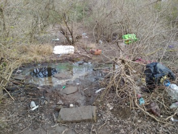 Новости » Общество: В месте, где из люка течет вода, керчане устроили автомойку