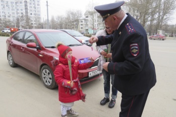 Новости » Права человека: Сотрудники ГИБДД поздравили керченских автоледи цветами и сладостями