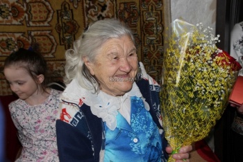 Цветы и подарки подарил пожилым керчанкам центр соцосбслуживания
