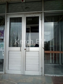 В Керчи неизвестные разбили стекло на входной двери КЦ Богатикова