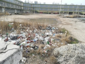 В Керчи территория у морвокзала утопает в мусоре