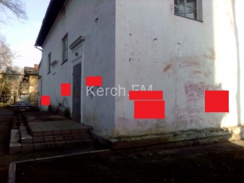 Неизвестные исписали фасады домов на Юннатов в Керчи рекламой наркотиков